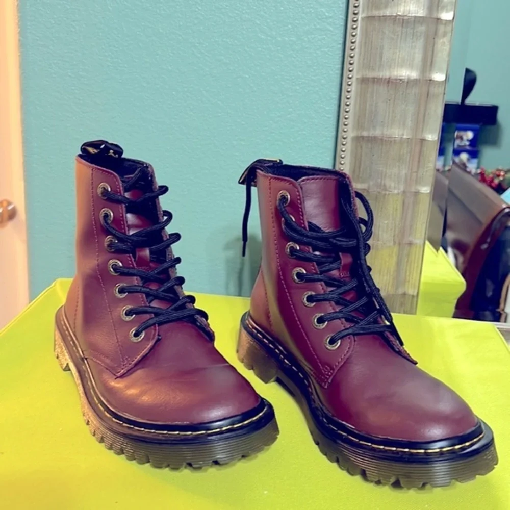 DOC MARTEN’S smooth  leather burgandy maroon boots LIKE NEW Size 6
